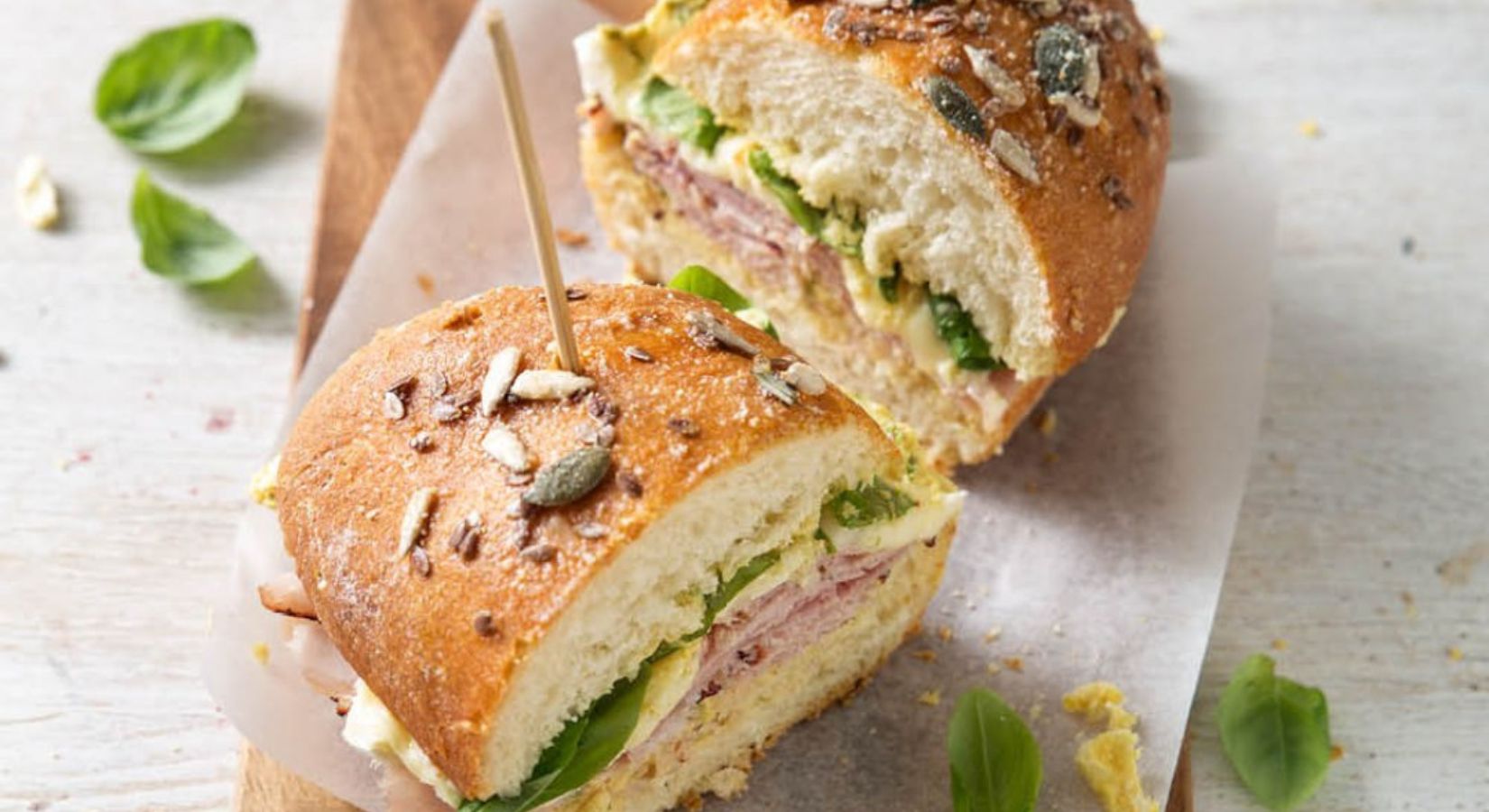 Knuspriges Panini mit Ananas-Basilikum-Creme