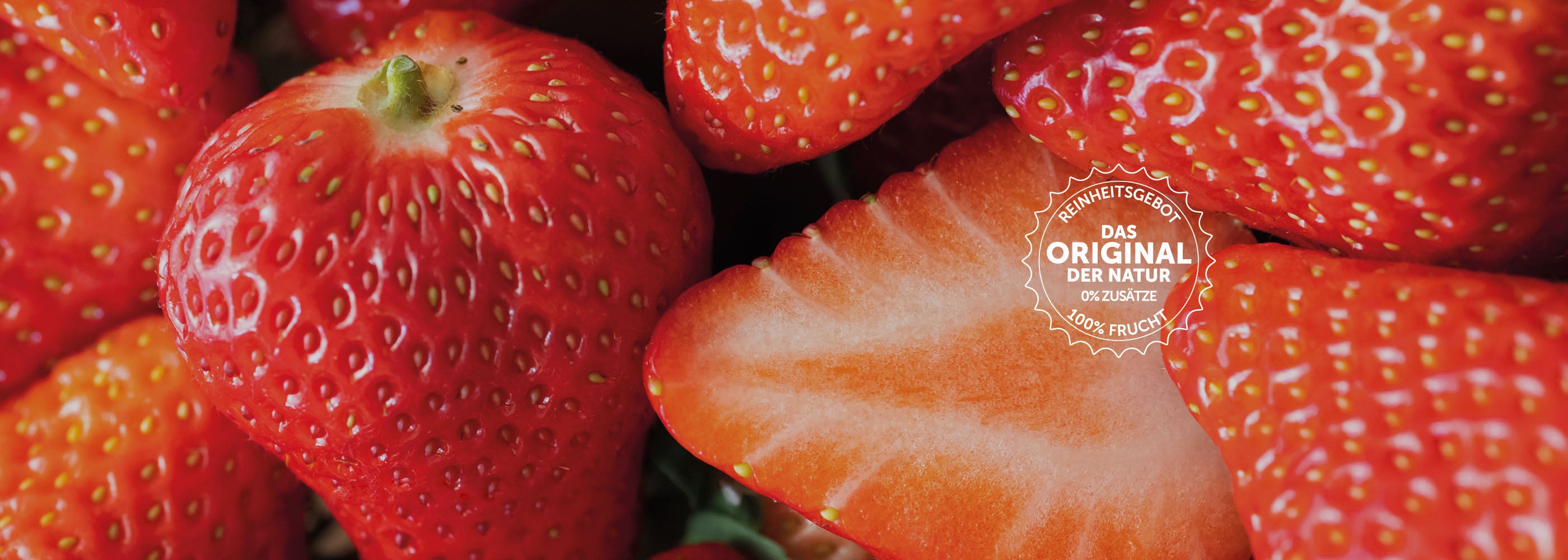 Viele frische, rote Erdbeeren liegen auf und nebeneinander