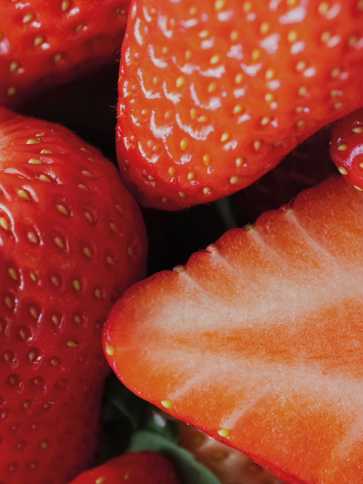 Viele frische, rote Erdbeeren liegen auf und nebeneinander