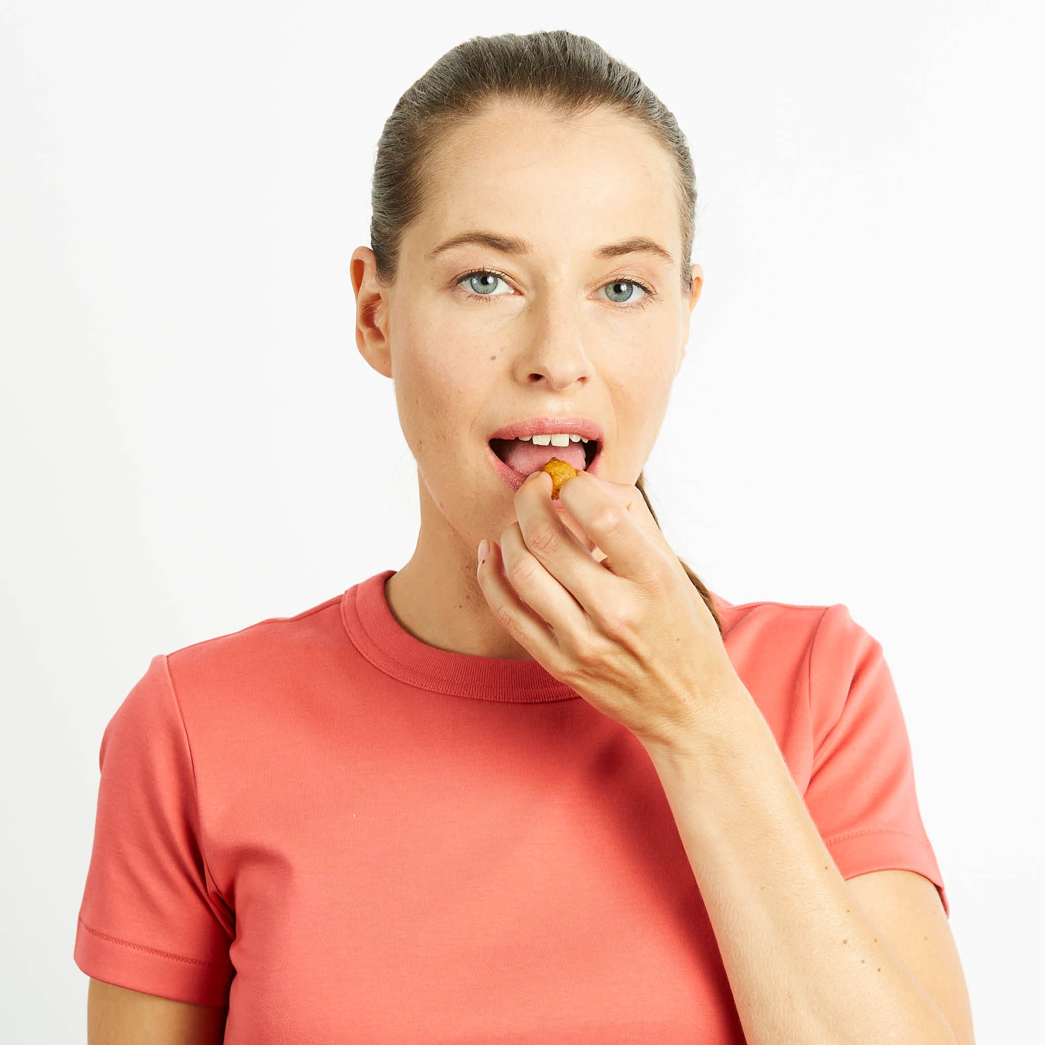 Junge Frau ist dabei ein Mango-Maracuja Kaubonbon von buah zu essen