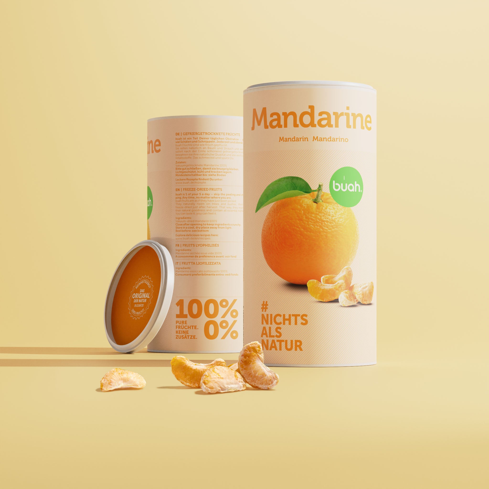 Zwei große Dosen buah Mandarine nebeneinander mit Mandarinen Stückchen vor den Dosen