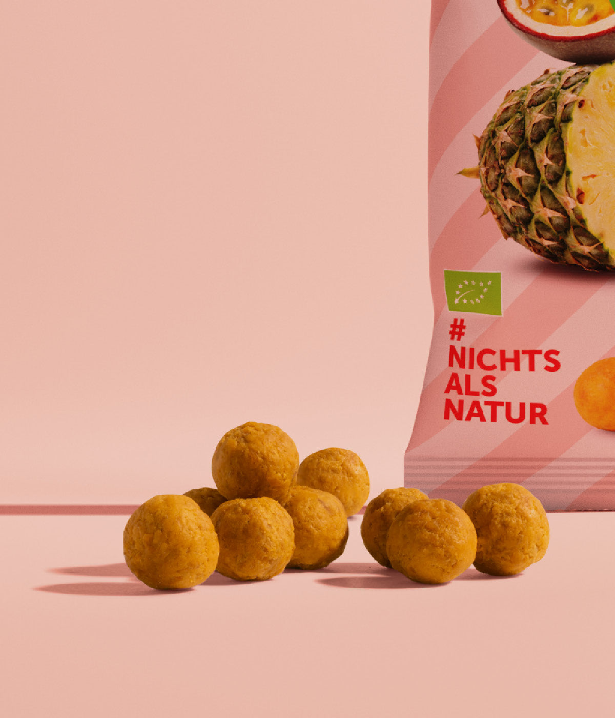 Frische, gelbliche buah Ananas-Maracuja Kaubonbons liegen vor einer Verpackung Kaubonbons