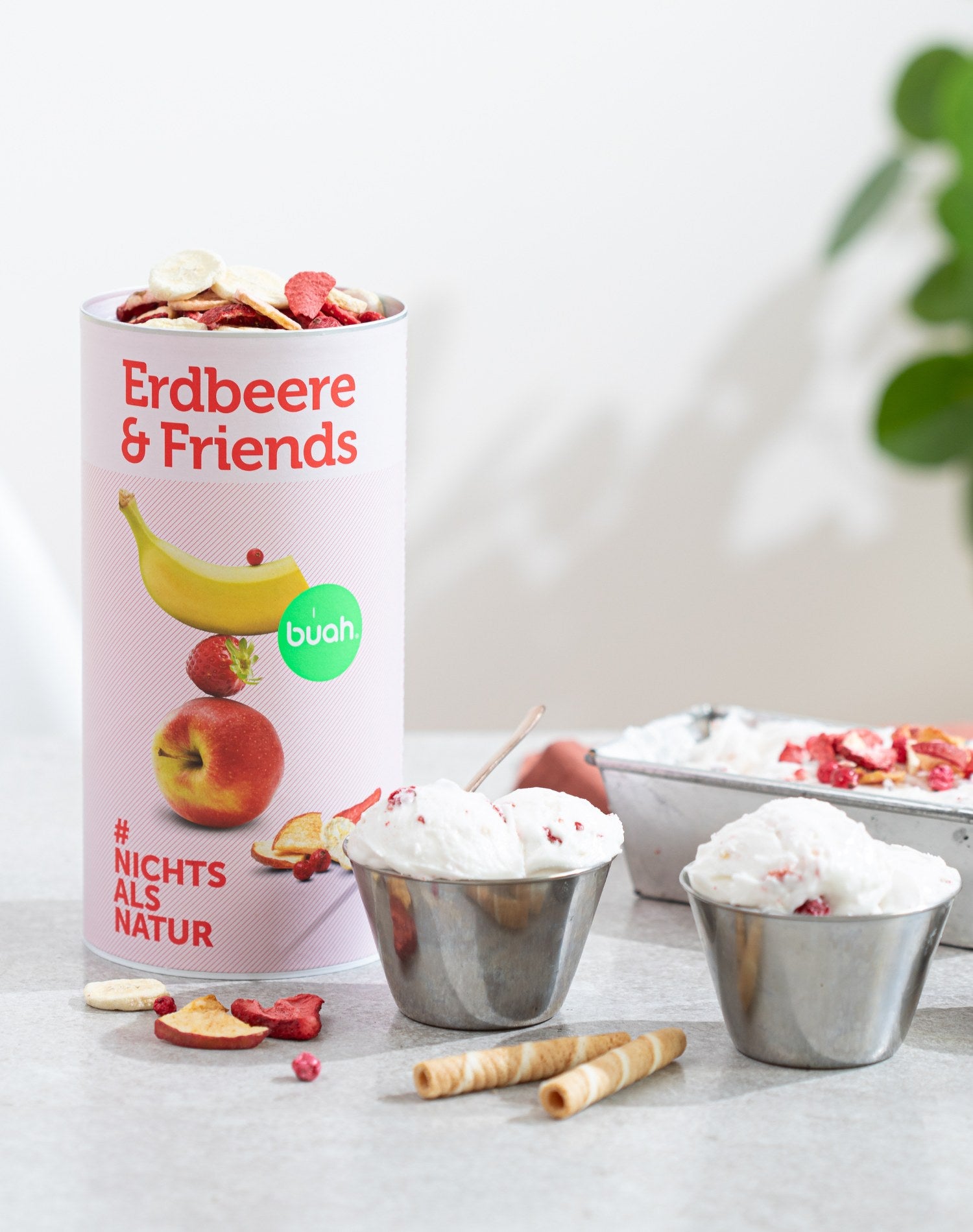 buah Dose Erdbeere & Friends neben zwei Eisbechern, die mit Erdbeere & Friends dekoriert sind