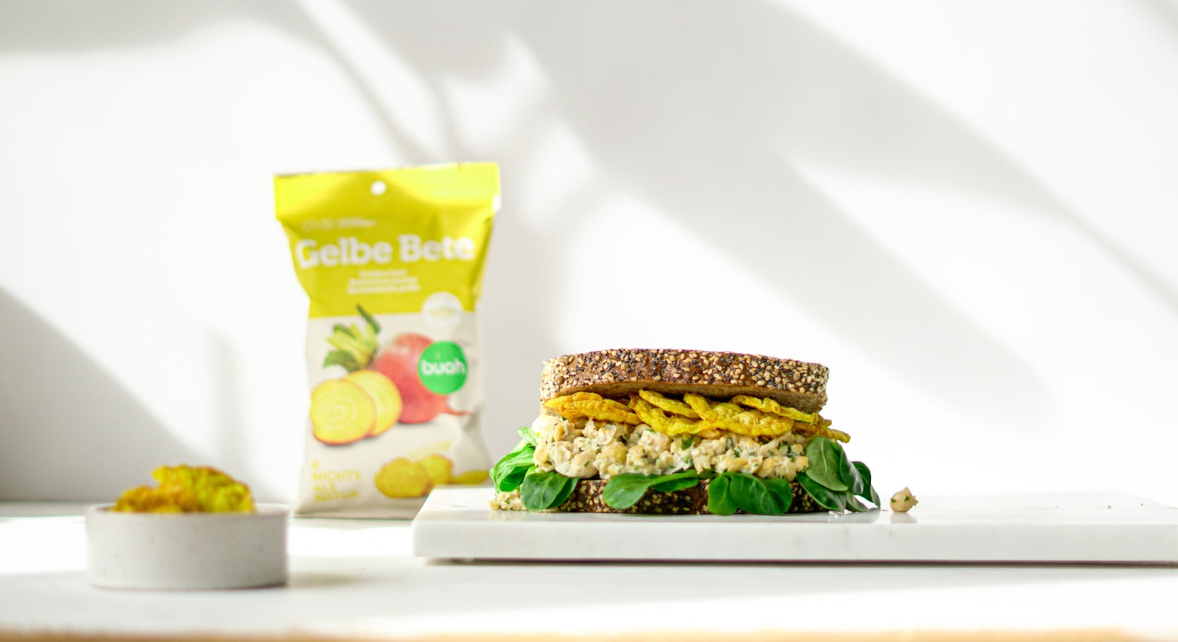 Sandwich mit Kichererbsen und buah vakuumgetrockneter gelber Bete