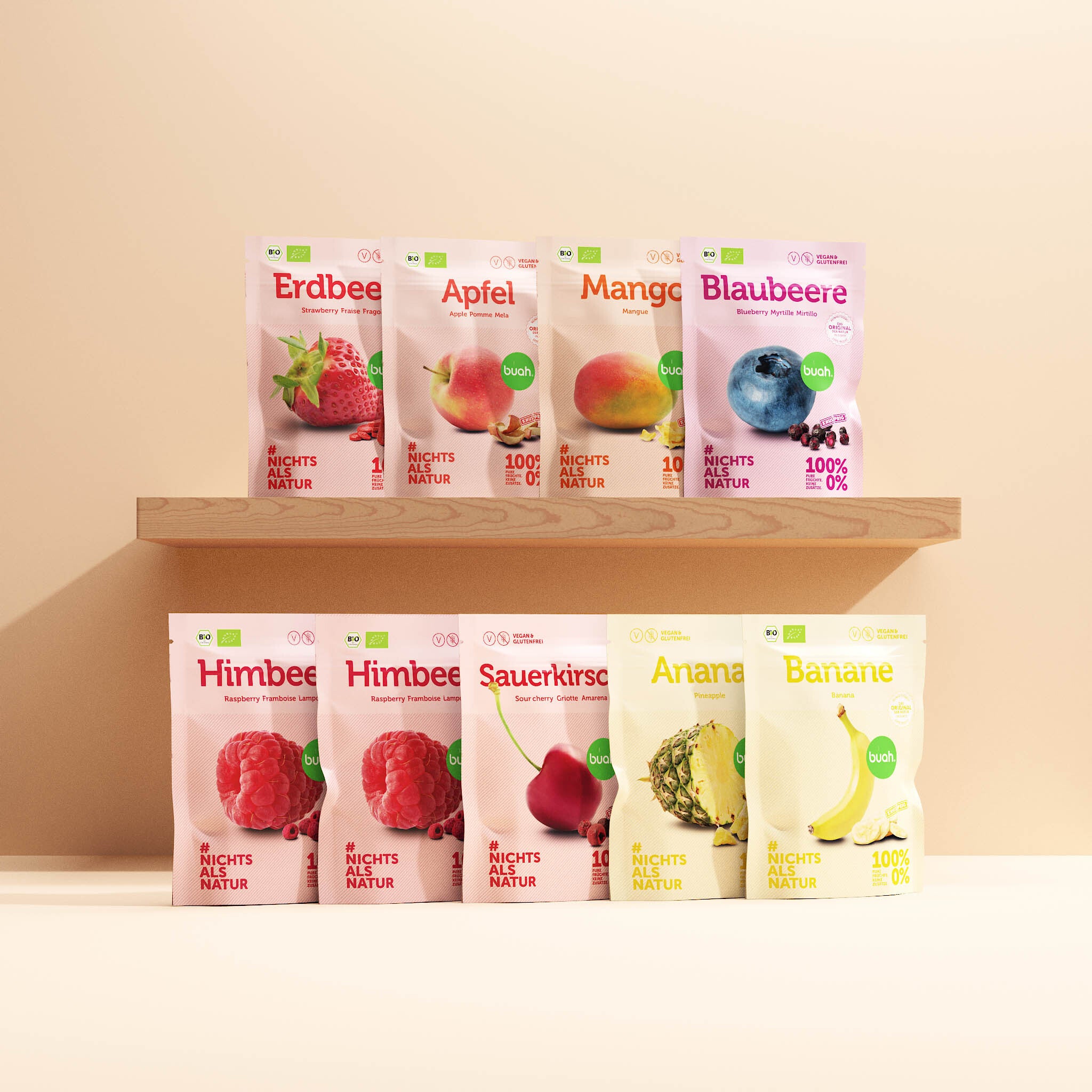 buah Snackpacks Blaubeere, Apfel, Mango, Erdbeere, Himbeere, Banane, Sauerkirsche und Ananas nebeneinander aufgereiht