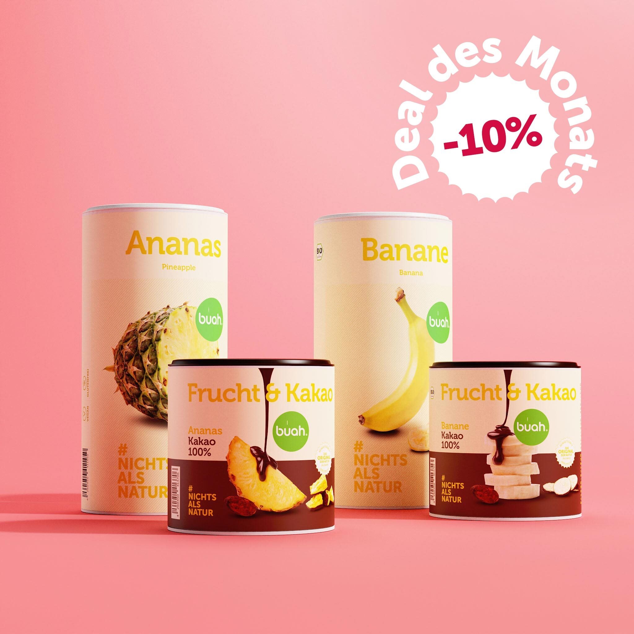 buah Dose zylinderförmig gefriergetrocknete Banane neben Dose Ananas, davor kleine Dosen mit buah Schokofrüchten in Ananas und Banane vor rosa Hintergrund