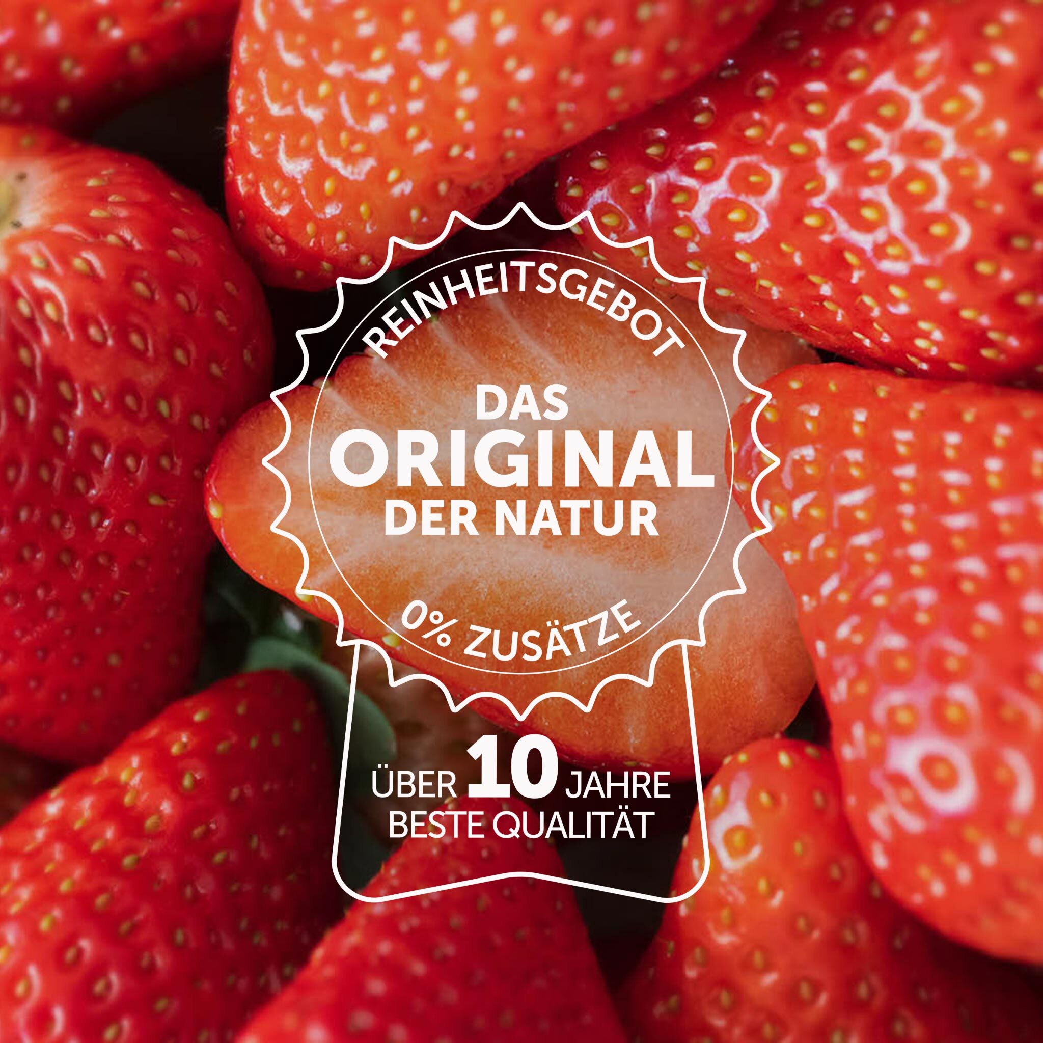 Nahaufnahme frischer satter roter Erdbeeren, darauf das buah 10 Jahre beste Qualität Logo