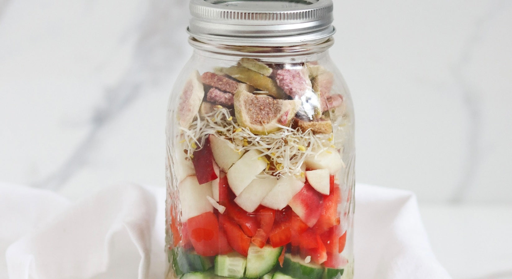 Schichtsalat im Glas mit Feigen