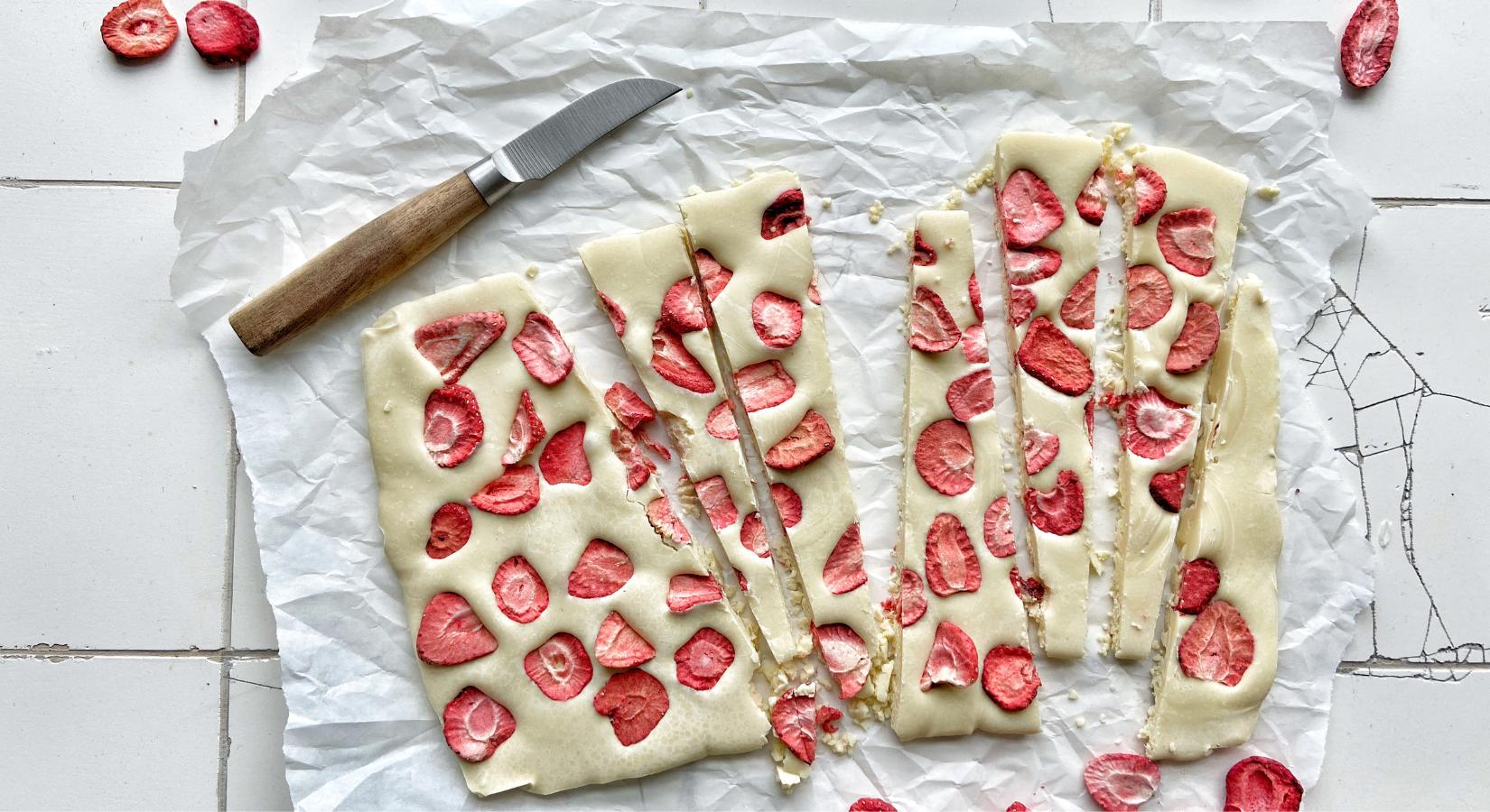 Weiße Bruchschokolade mit Erdbeeren