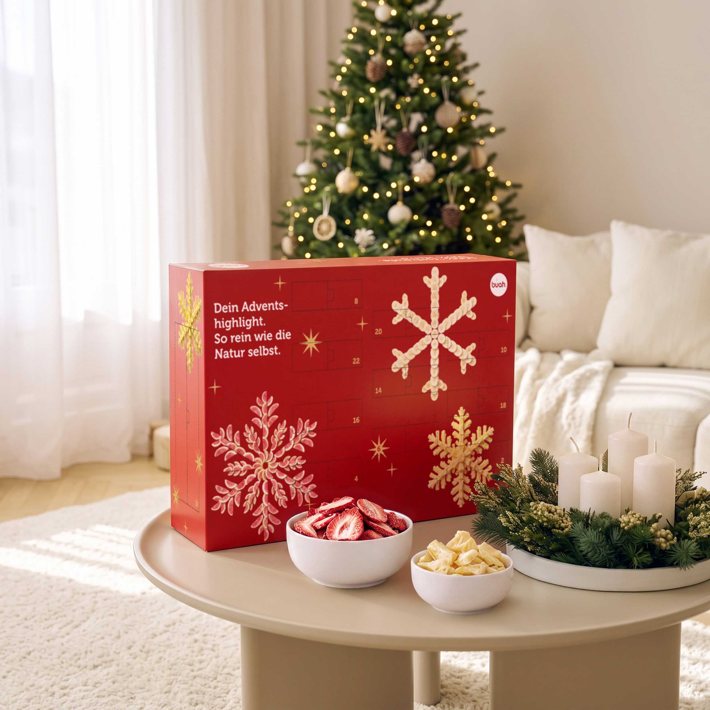 buah Adventskalender mit gefriergetrockneten Früchten, 24 verschiedenen Fruchtsnacks - Kalender im Wohnzimmer mit Weihnachtsbaum und Snacks