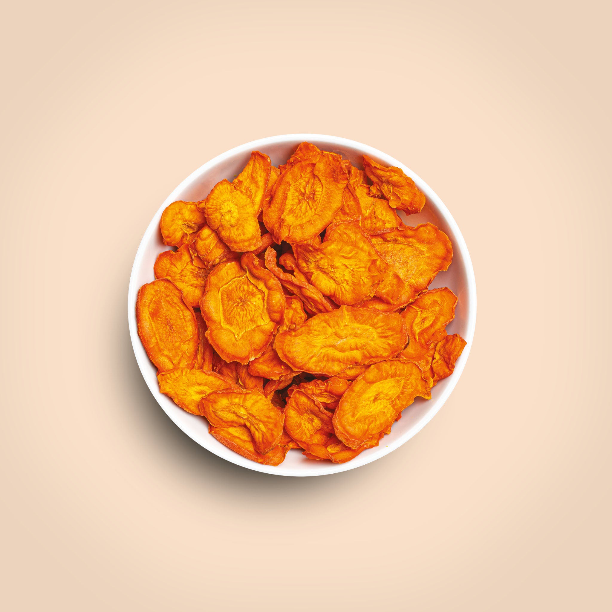 Vakuumgetrocknete Karottenchips von buah in einer Schale