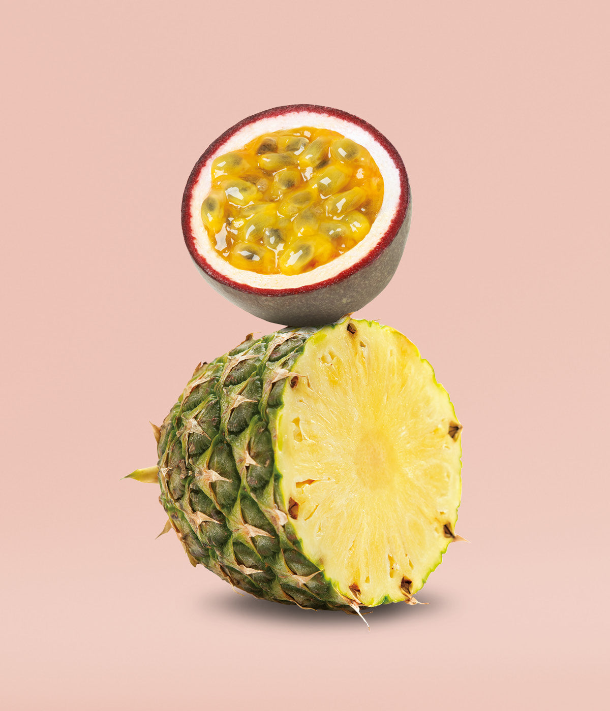 Frische, fruchtige und halbierte Maracuja liegt auf aufgeschnittener Ananas 