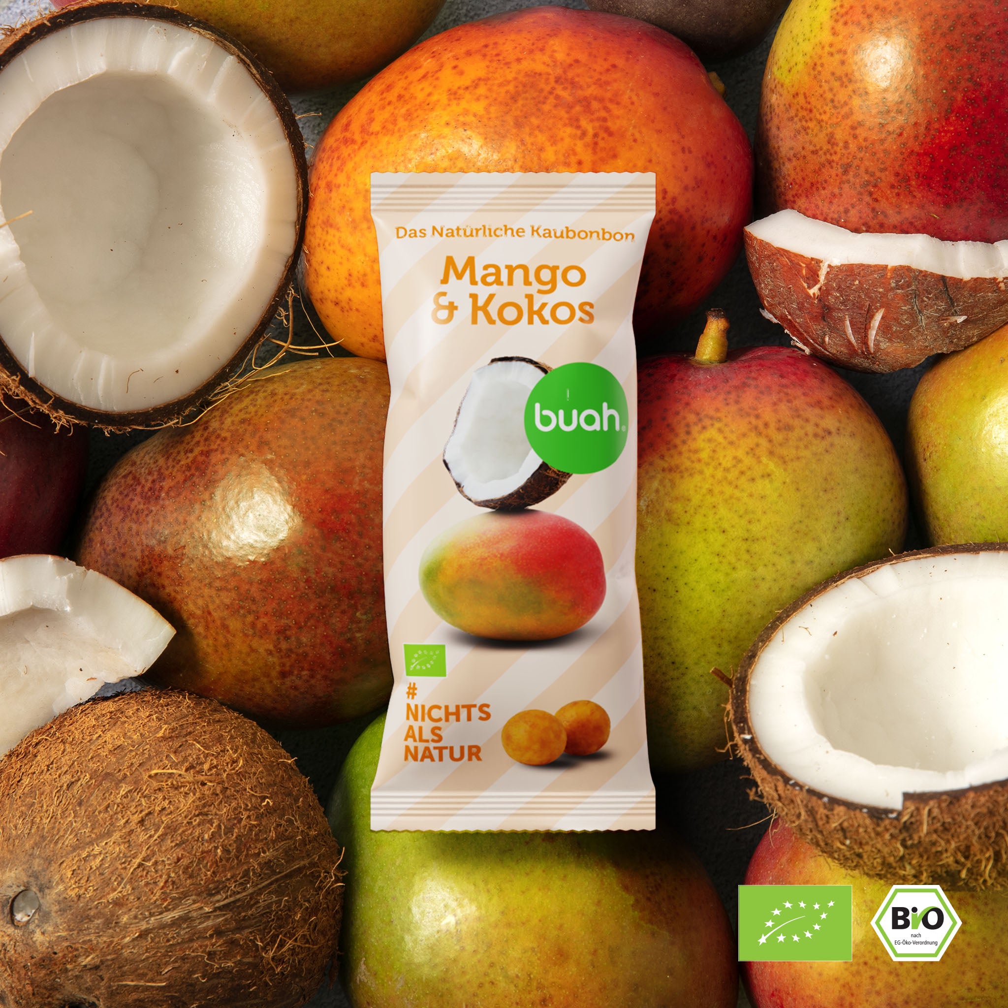 Buah Mango-Kokos Kaubonbon Tüte liegt auf frischen Kokosnuss und Mango