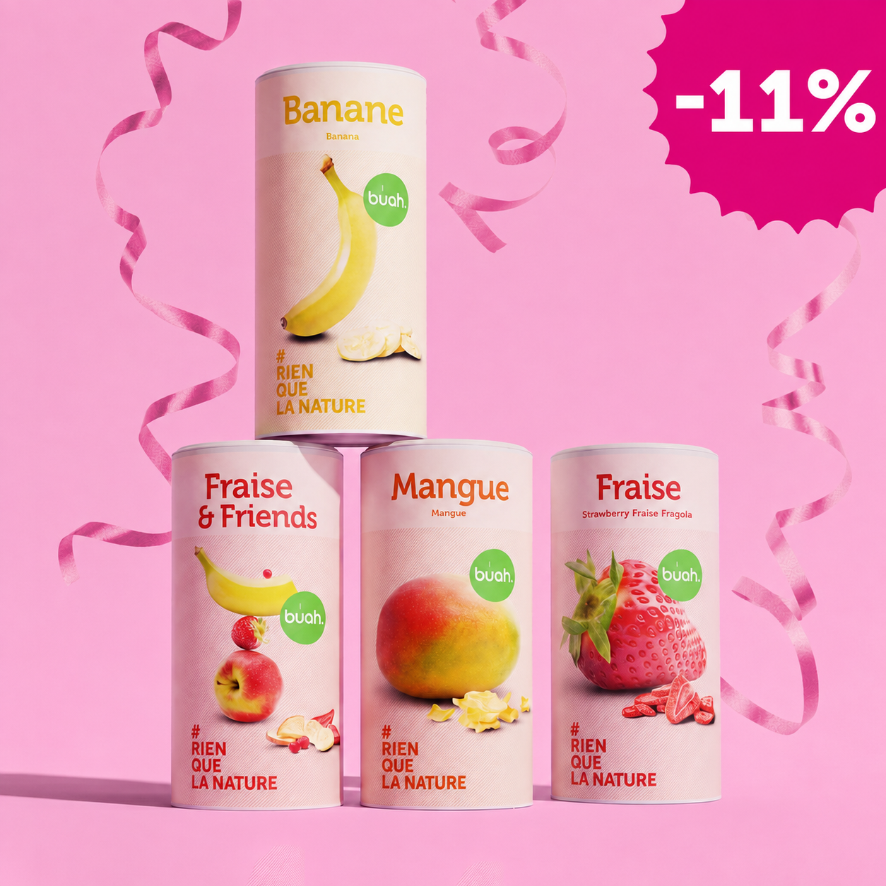 Quatre grandes boîtes de fruits lyophilisés buah forment une pyramide sur un fond rose avec des serpentins roses qui tombent. En haut la banane, en bas fraise & friends, mangue et fraise. En haut à droite, un badge dentelé indique « -11% ».
