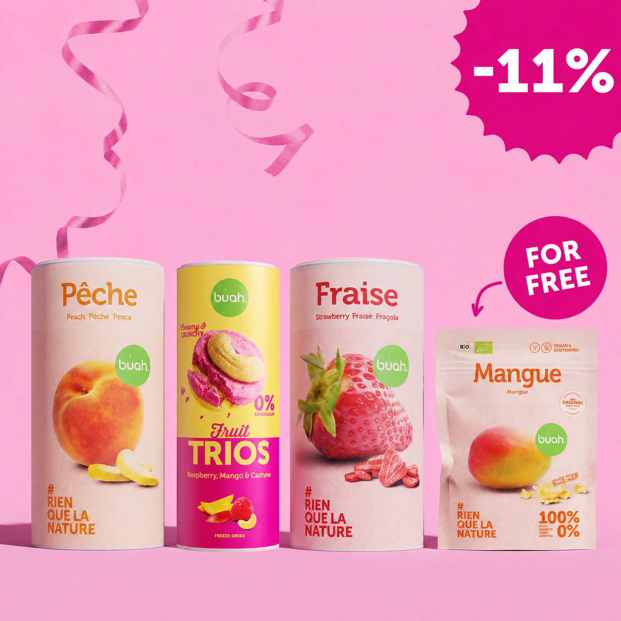 Trois grandes boîtes buah (pêche, Fruit TRIOS framboise-mangue-cajou et fraise) se tiennent à côté d'un petit sachet de mangue sur un fond rose avec des serpentins roses. En haut à droite un badge dentelé indique « -11% », au-dessus du sachet une bulle blanche indique « FOR FREE ».