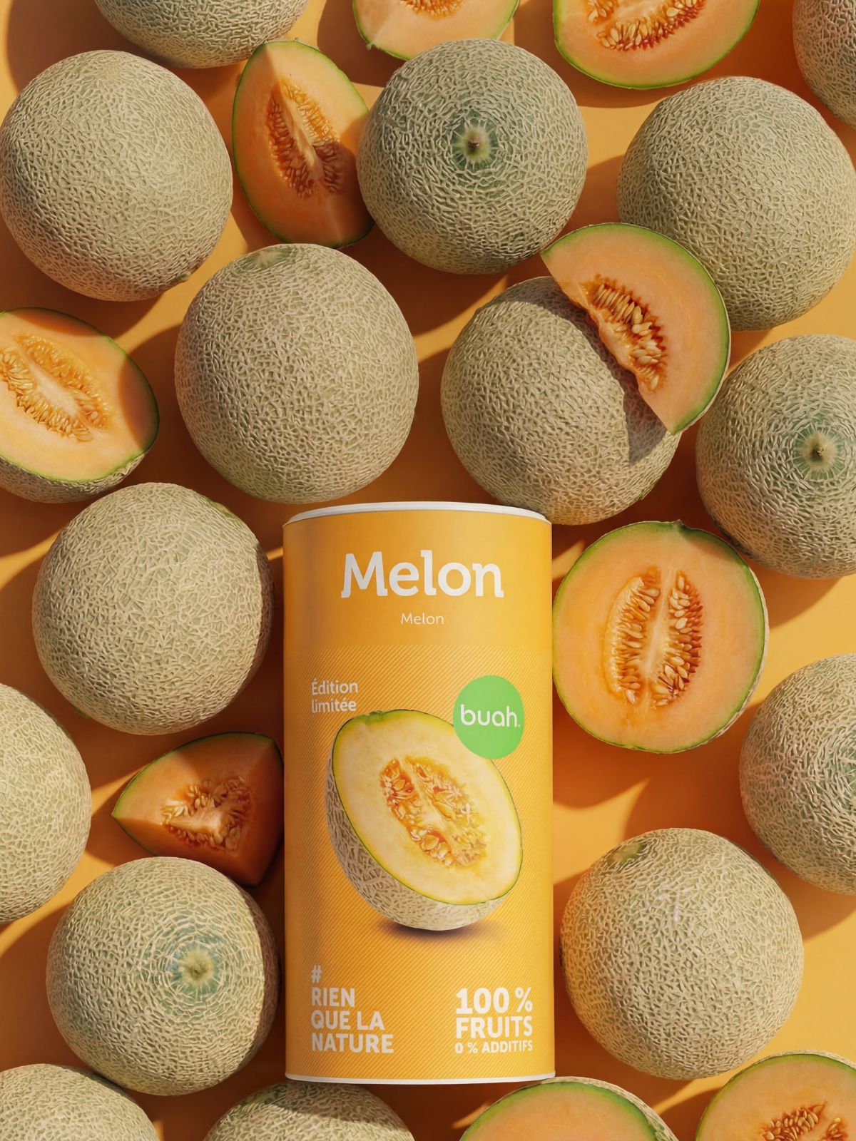 De nombreux melons cantaloups frais sont disposés sur un fond orange, certains sont coupés en deux. Au centre, une boîte de melon cantaloup lyophilisé, également de couleur orange. 