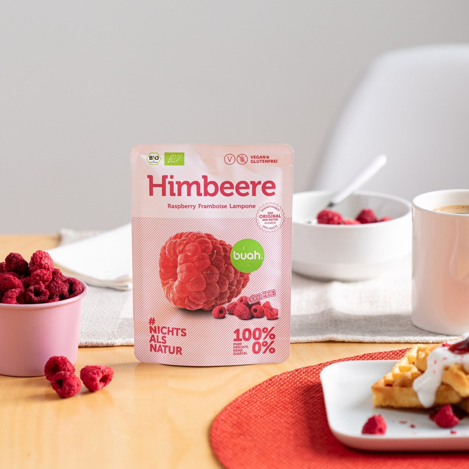 Himbeere Snackpack von buah auf einem Fruehstueckstisch neben Waffeln 