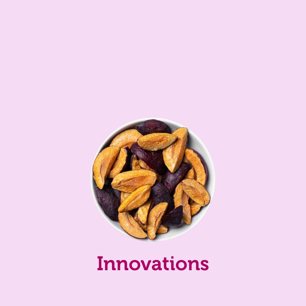 Icon buah Neuheiten mit Bild einer Schale buah gefriergetrockneter Pflaume vor lila Hintergrund, englisches Wording Innovations