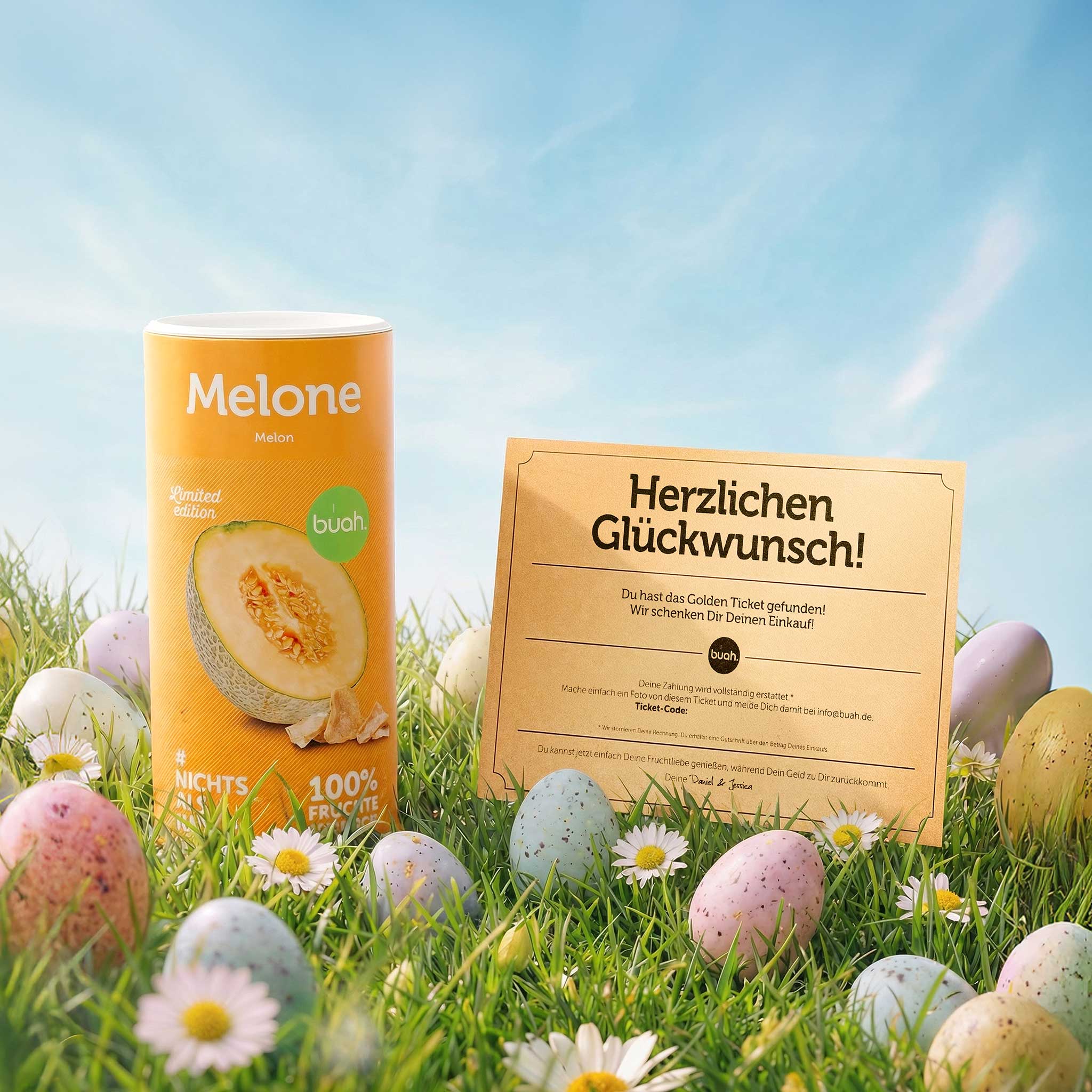 buah Aktion golden Ticket. Ein goldenes Papier-Ticket steht auf einer gruenen Wiese neben einer Dose buah gefriergetrocknete Cantaloupe Melone. Im Gras liegen Ostereier. 