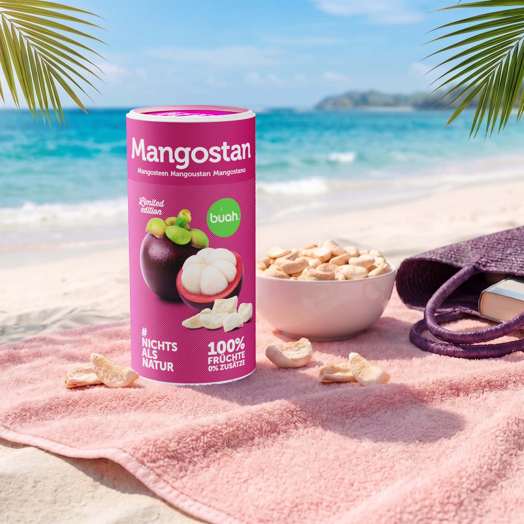Eine sommerliche Strandszene. Eine Dose buah gefriergetrocknete Mangostan und eine weiße Schale mit Fruchtstücken stehen auf einem rosafarbenen Handtuch im Sand. Daneben liegen eine lila Strohtasche und ein Buch vor blauem Meerwasser.