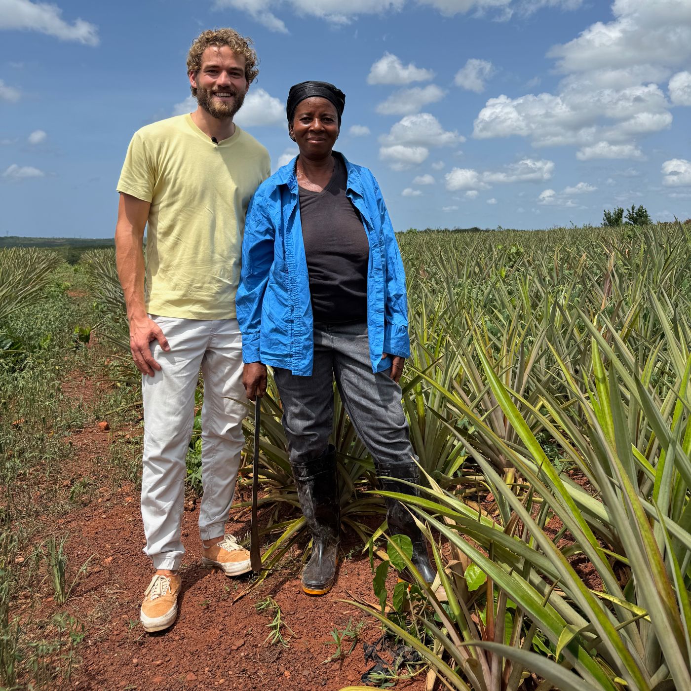 buah Gruender Daniel, mit einer Farmerin zusammen auf einer Ananasplantage, auf der buah Fruechte angebaut werden