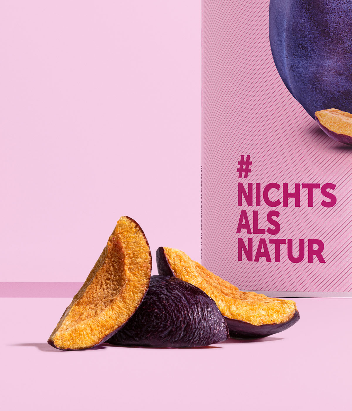 Ausschnitt der buah gefriergetrockneten Pflaumen Dose mit Nahaufnahme eines Fruchthaufen der Pflaume im Vordergrund