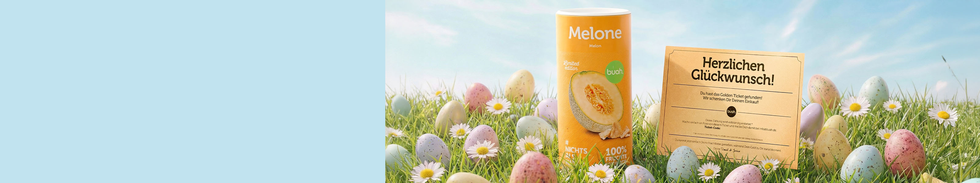 buah Aktion golden Ticket. Ein goldenes Papier-Ticket steht auf einer gruenen Wiese neben einer Dose buah gefriergetrocknete Cantaloupe Melone. Im Gras liegen Ostereier. 