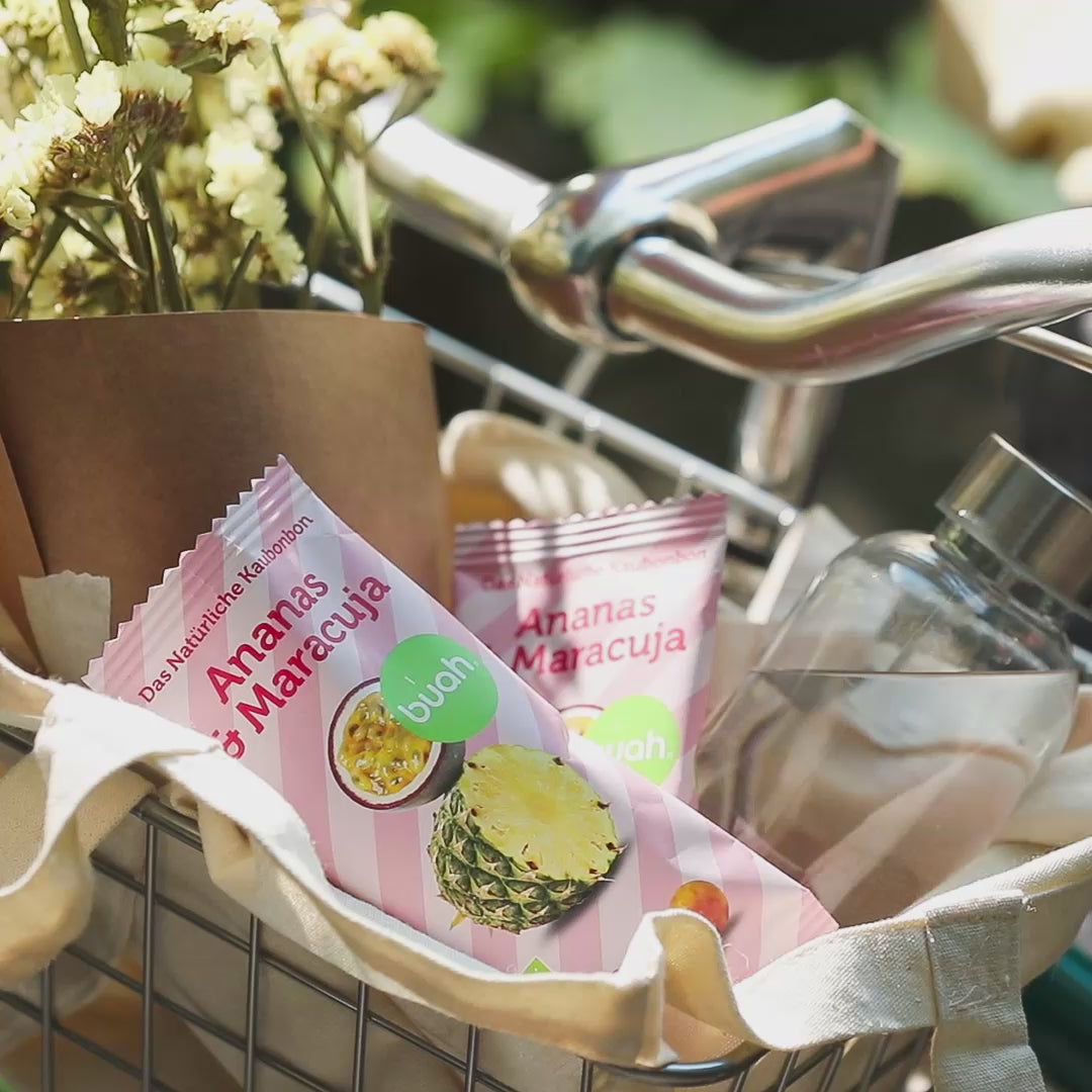 Video einer Person, die buah Ananas-Maracuja Kaubonbons aus der Verpackung in die Hand entleert