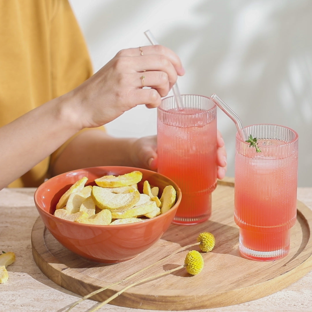 Video einer Hand, die sich einen gefriergetrockneten Schnitz Pfirsich aus einer Schale nimmt