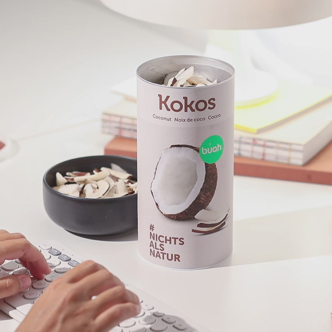 Video, wie buah Kokoschips aus einer Schale voll mit Kokoschips genommen werden