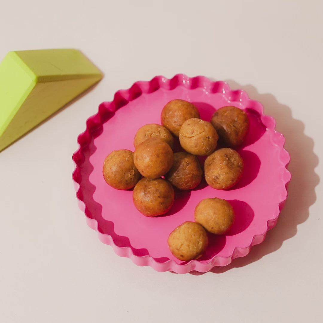 Video einer Kinderhand die Mango Kaubonbon aus Schale nimmt