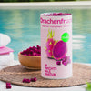Video einer Dose buah Drachenfrucht die am Pool steht, eine Hand nimmt ein Stueck pinke Drachenfrucht von buah aus einer Holz Schale